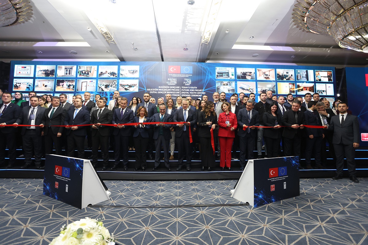 Mersi̇n Büyükşehi̇r’i̇n Di̇ji̇tal Gençli̇k Merkezi̇ Açildi (1)