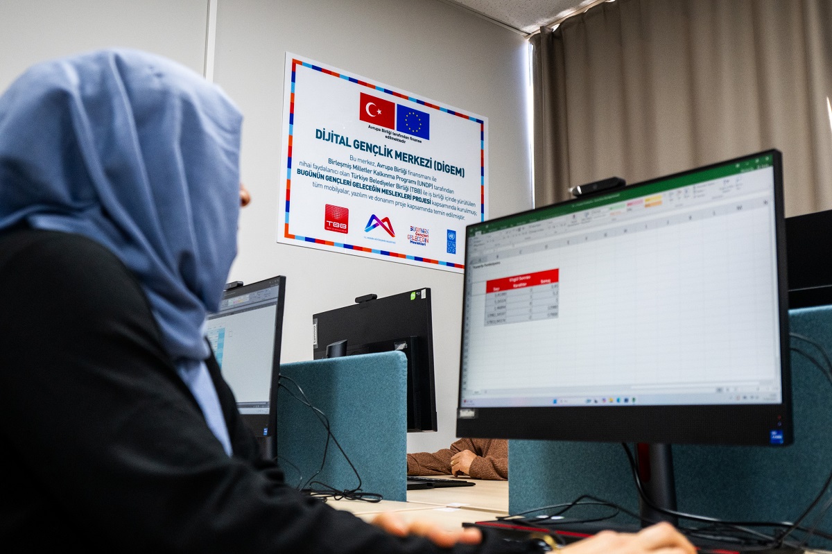 Mersi̇n Büyükşehi̇r’i̇n Di̇ji̇tal Gençli̇k Merkezi̇ Açildi (5)