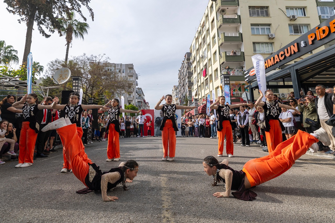 7 Ülkeden Çocuklar 23 Nisan’ı Yenişehir Sokaklarında Kutladı (9)