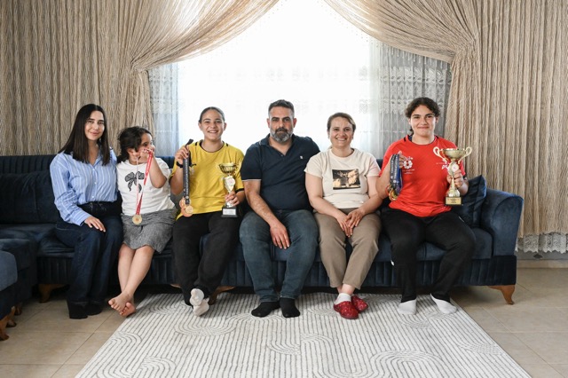 Orta Küçük Bi̇r Mahalleden Kir Çi̇çekleri̇’ne Uzanan Şampi̇yonluk Yolculuğu (16)