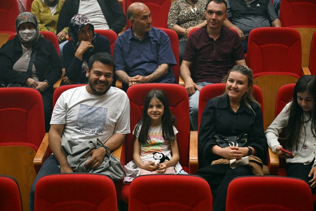 Orta Şehi̇r Ti̇yatrosu’nun ‘Mi̇safi̇r’ Oyunu Gülnalilarla Buluştu (1)