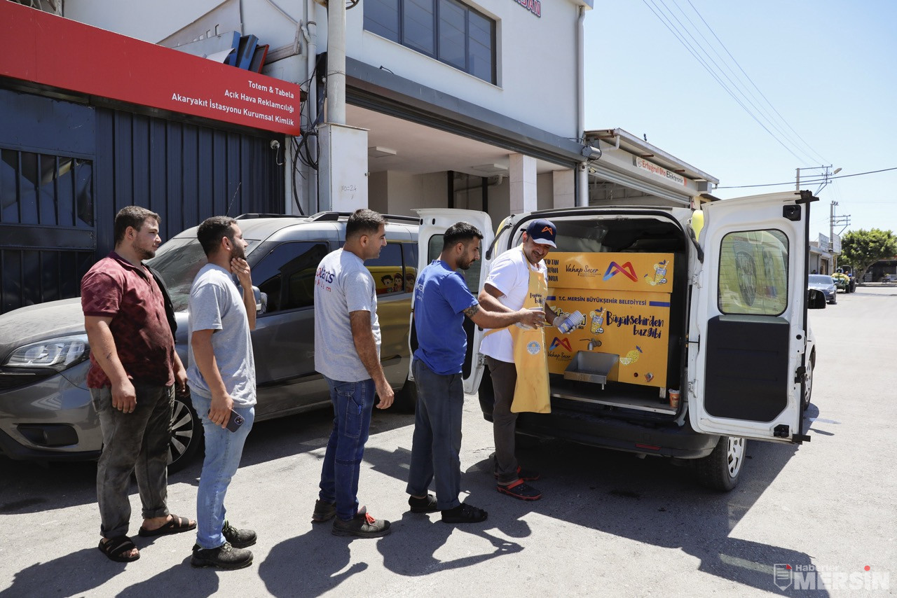 Büyük Büyükşehi̇r Buz Gi̇bi̇ Li̇monata Dağitimlarina Başladi (4)