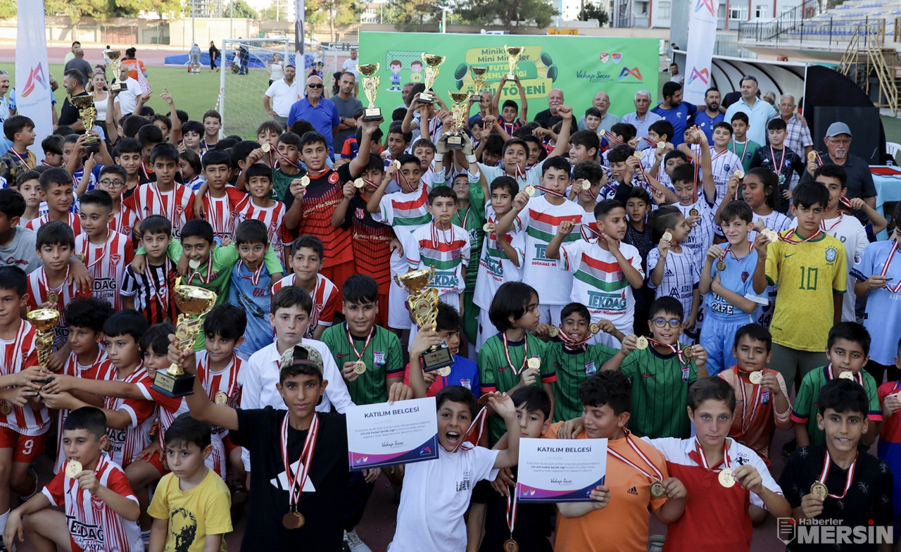Büyük Büyükşehi̇r’i̇n ‘U 11 U 12 Futbol Şenli̇k Li̇gi̇’ Sona Erdi̇ (1)