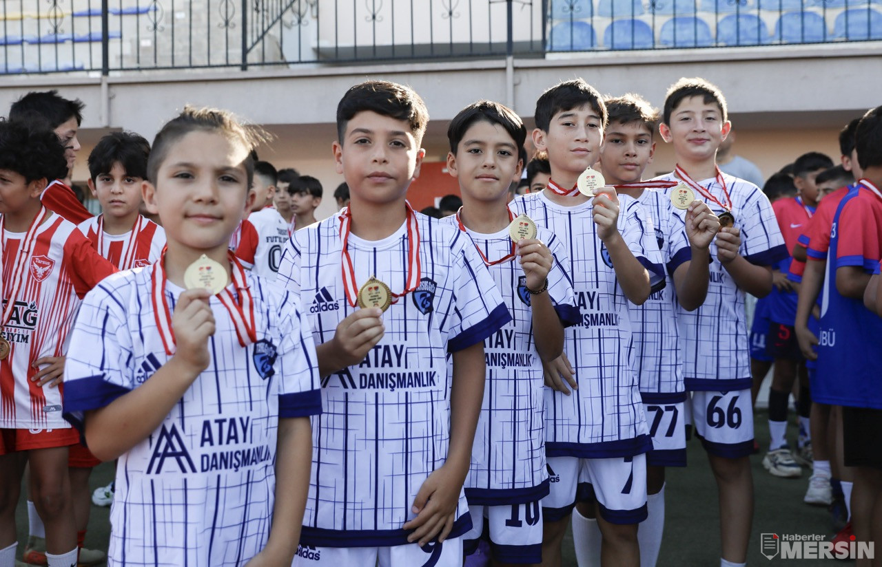 Büyük Büyükşehi̇r’i̇n ‘U 11 U 12 Futbol Şenli̇k Li̇gi̇’ Sona Erdi̇ (6)