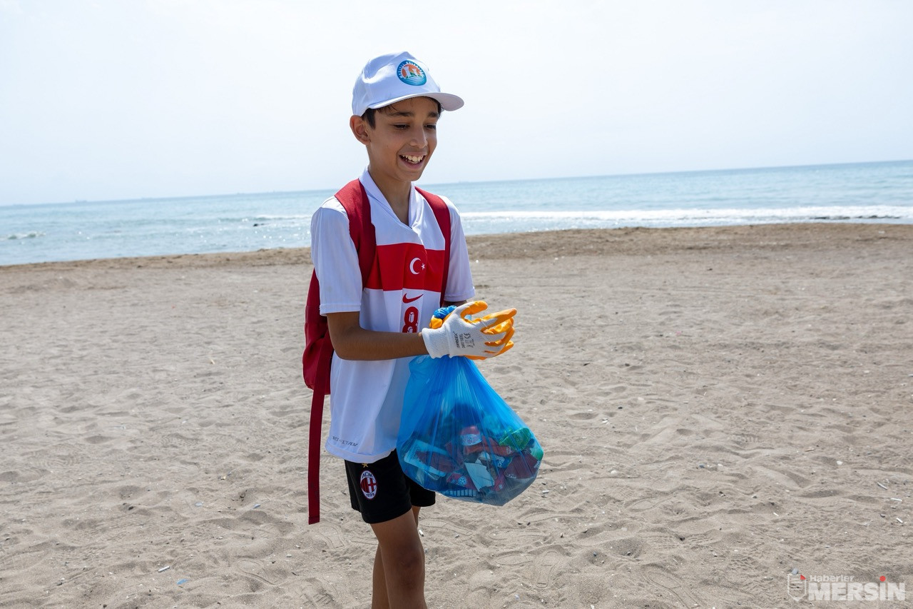 Büyük Taki̇pçi̇m Kadar Çöp Topluyorum” Di̇yen Aras, Bu Kez De Mezi̇tli̇ Beledi̇ye Eki̇pleri̇yle Taşkiran Sahi̇li̇n ( (14)