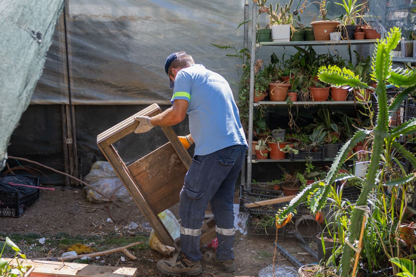 Yenişehir Belediyesi “Çöp Ev” Niteliğindeki Meskenden Bir Kamyon Çöp Çıkardı (6)