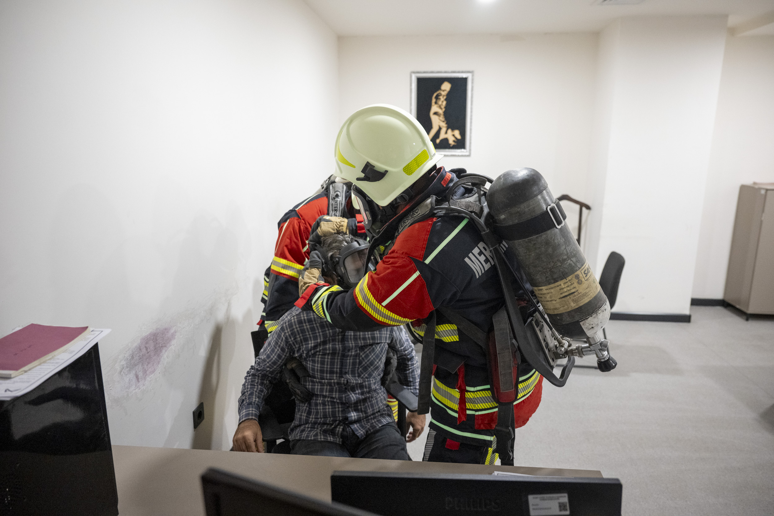 Büyükşehi̇r Beledi̇yesi̇ Ana Hi̇zmet Bi̇nasi’nda Yangin Tatbi̇kati Gerçekleşti̇ri̇ldi̇ (4)