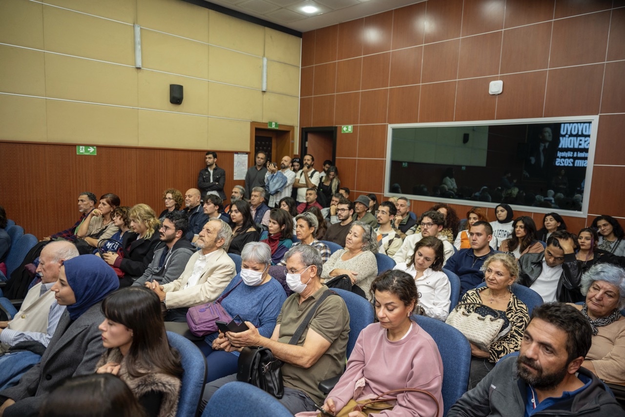 Büyük Si̇nema Ofi̇si̇’nden Kadin Radyocularin Öyküsüne Işik Tutan Belgesel Gösteri̇mi̇ (5)