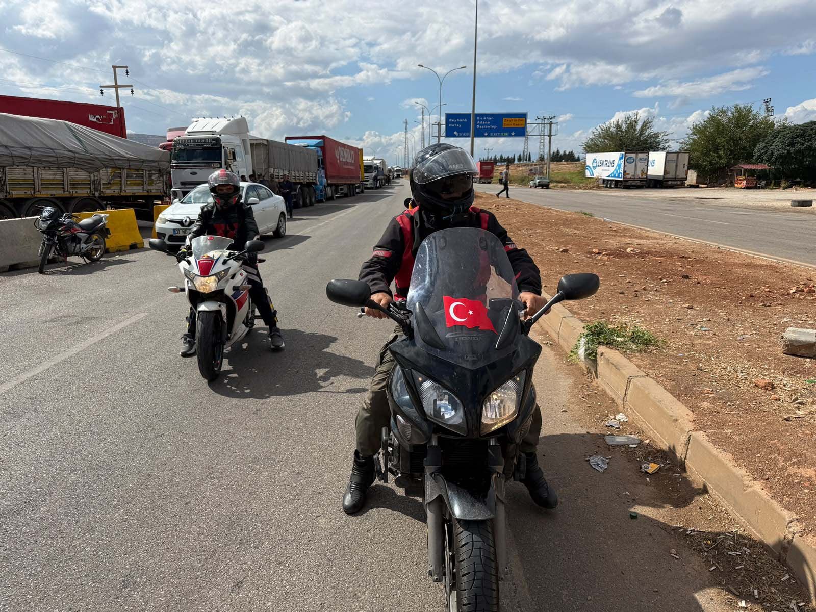 Düzce'den motosikletle umreye giden 2 kişi, Suriye'ye geçti