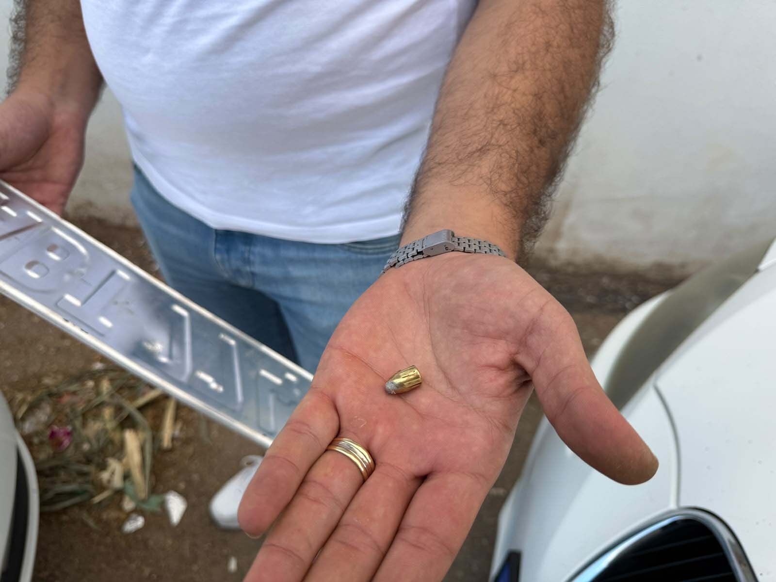 Temizlik yaparken otomobiline yorgun mermi isabet etti