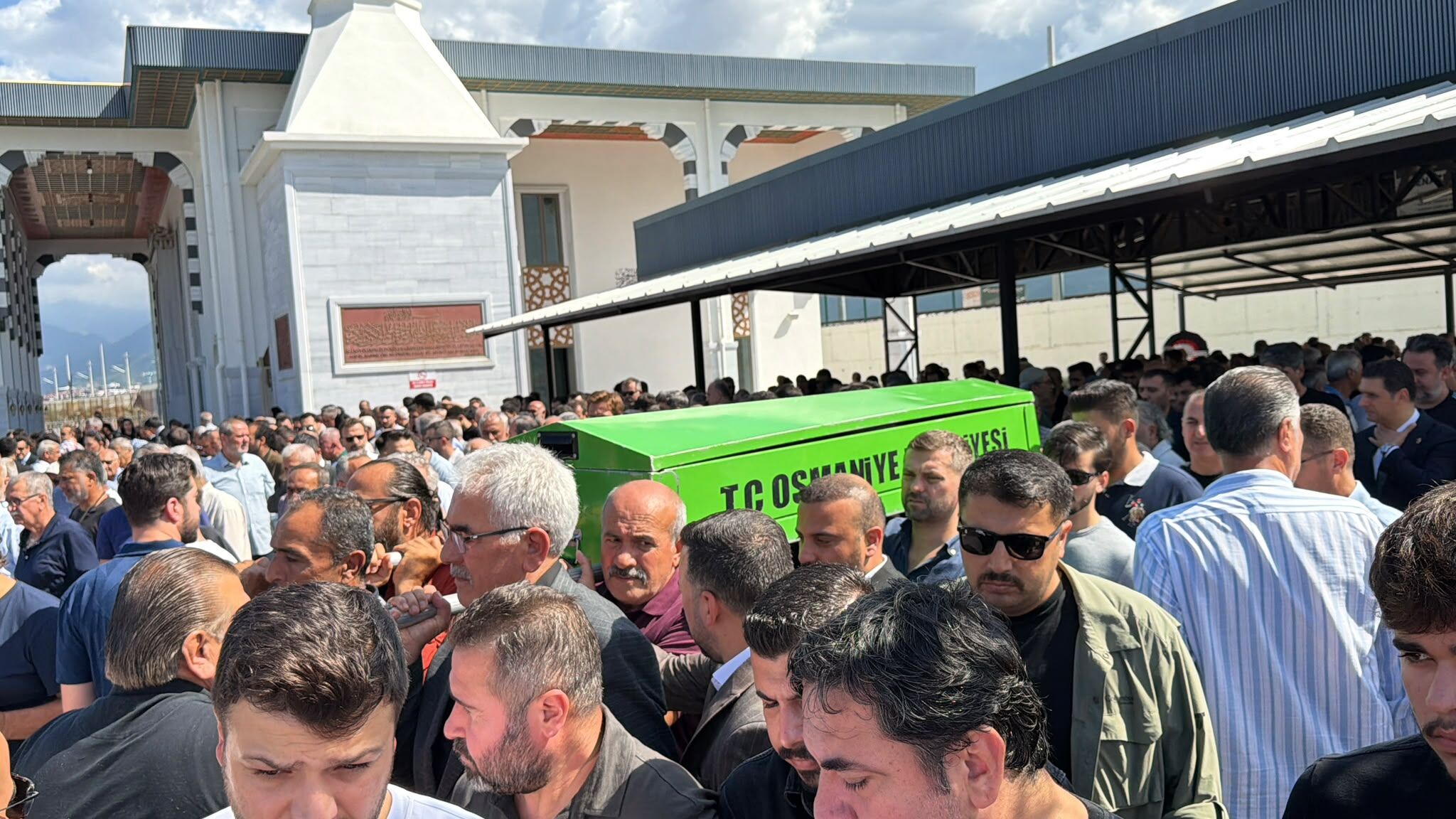 Yeğeninin öldürdüğü öğretmen son yolculuğuna uğurlandı