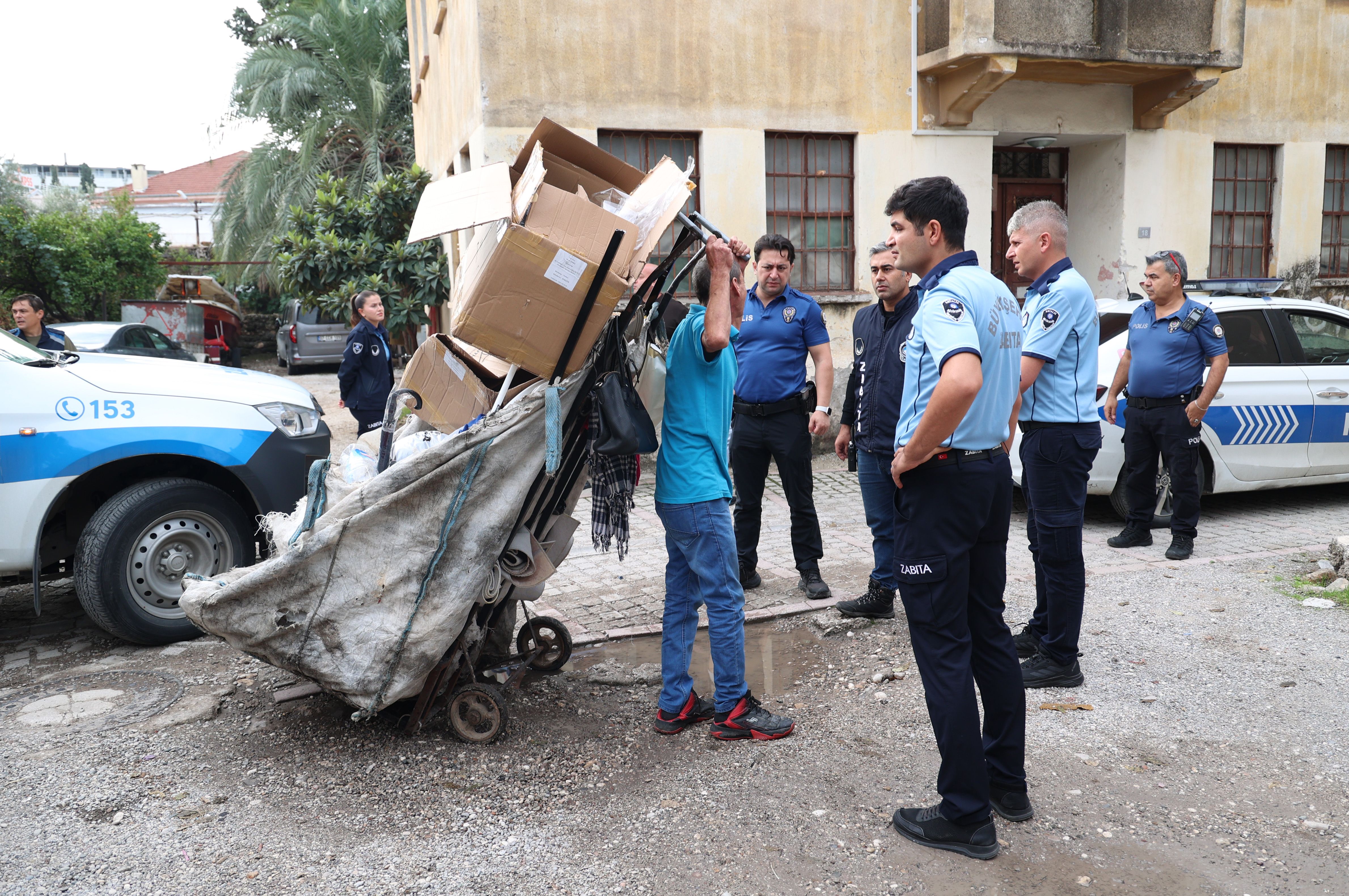 Büyükşehir zabıtasından hurda ve atık depolarına operasyon