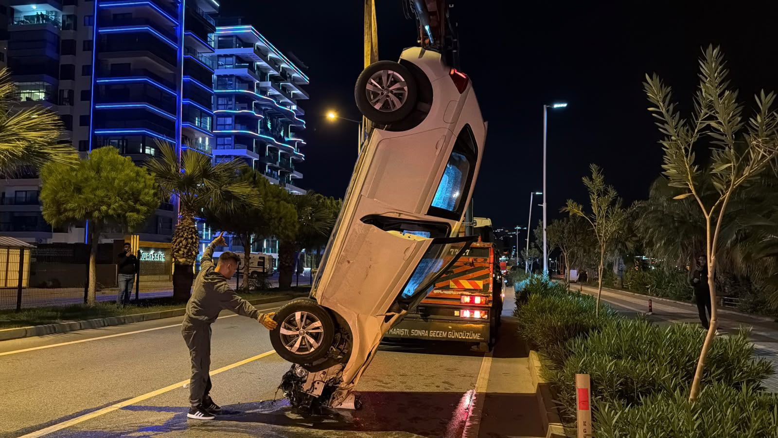 Çarpışan 2 otomobilden biri takla attı: 2 yaralı