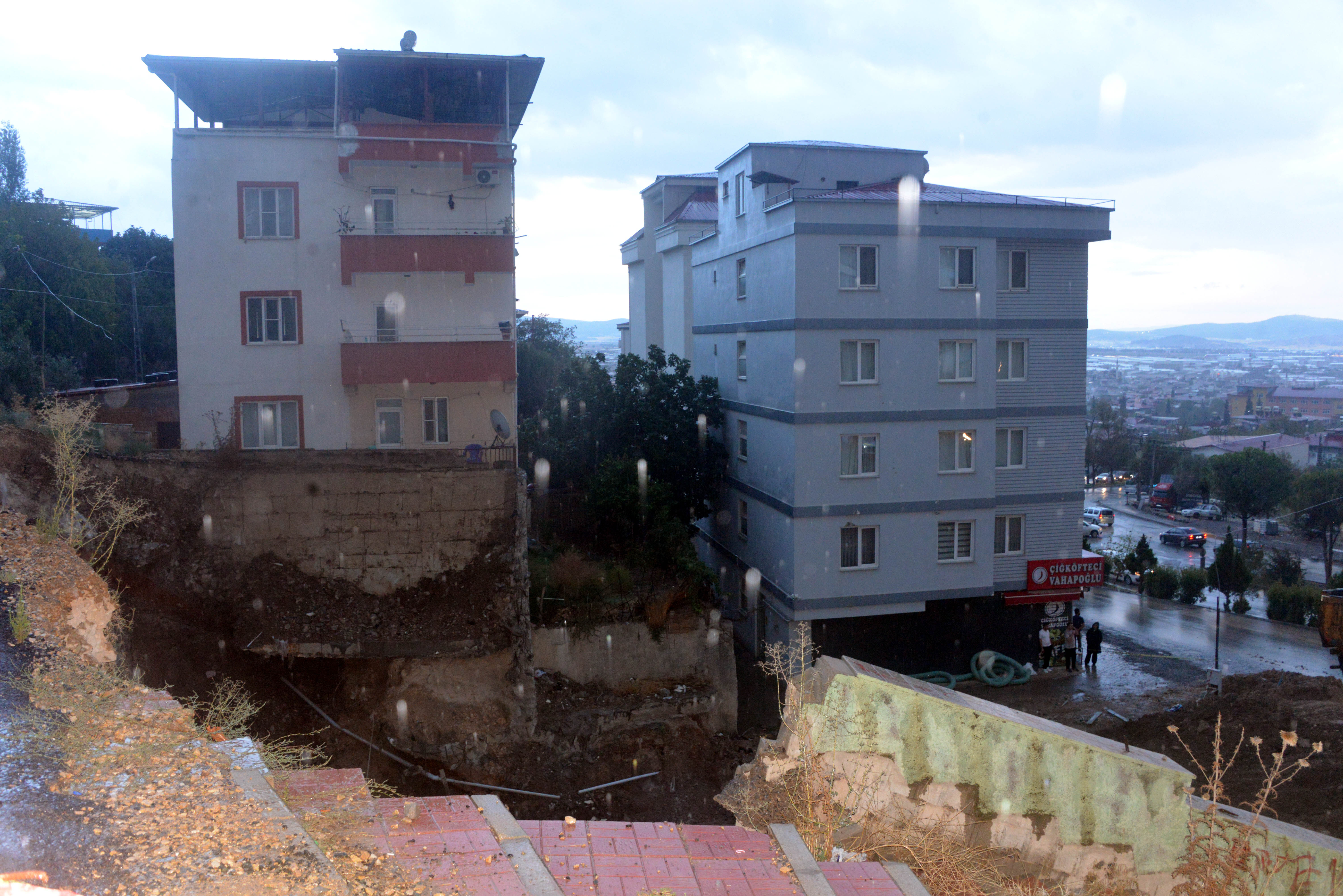 Kahramanmaraş'ta temel kazısında toprak kaydı, 2 bina boşaltıldı