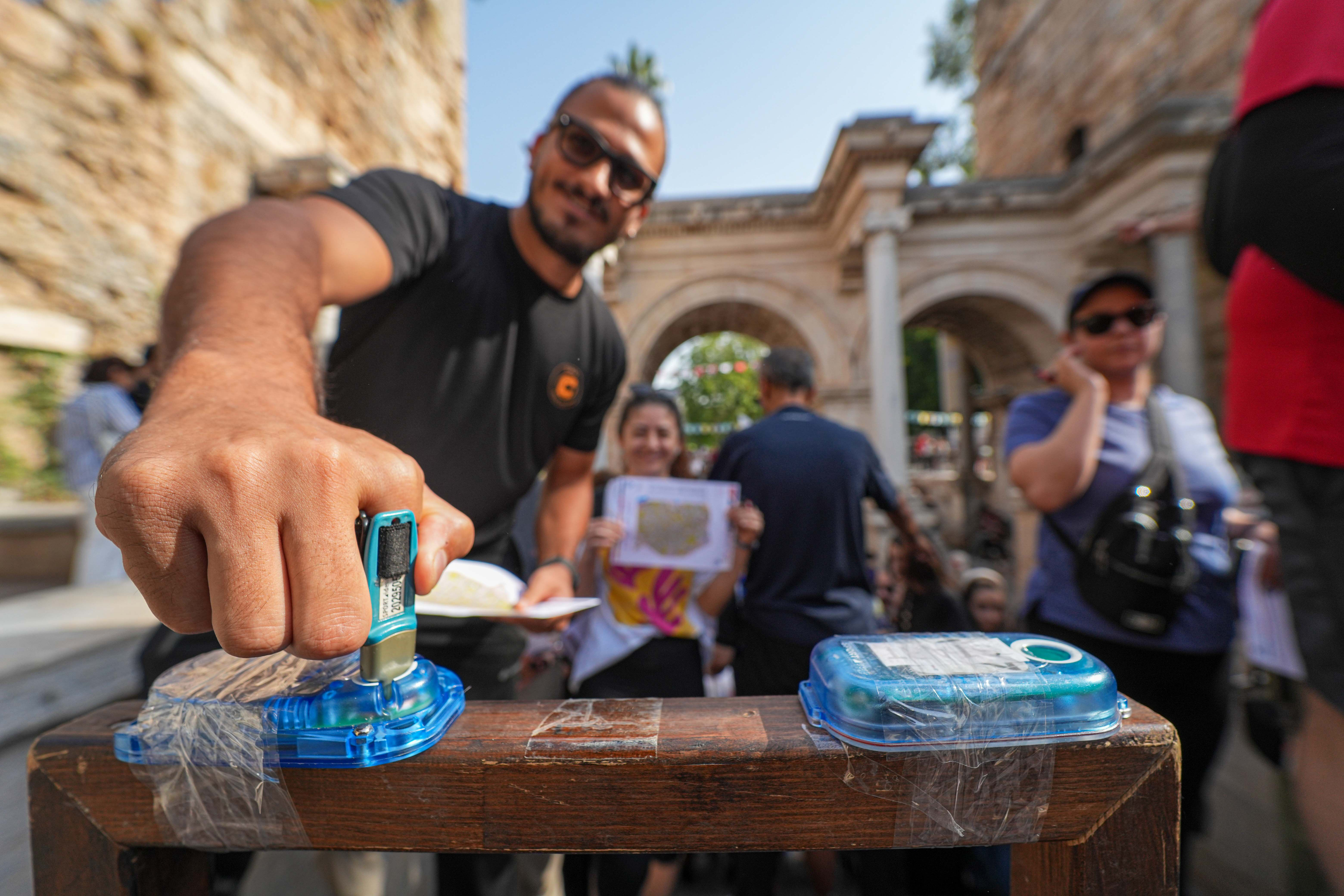 Antalya’da tarihi sokaklarda büyük heyecan! Kaleiçi’nde 815 kişi haritayla hedef aradı