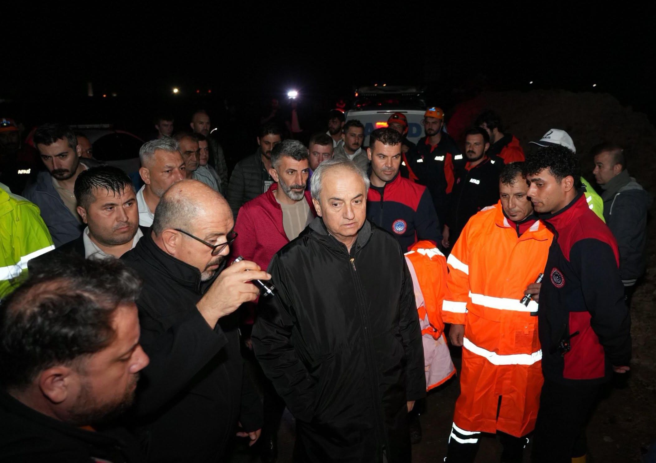 Kepez'de hortumun izleri siliniyor