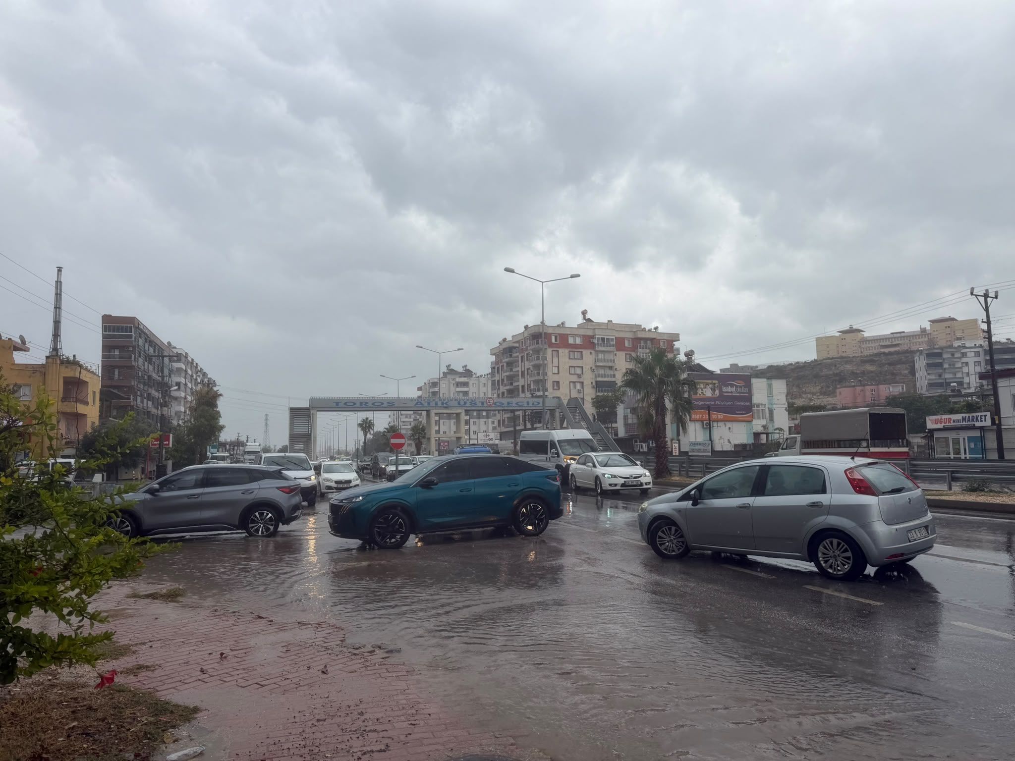 Mersin'de sağanak nedeniyle yolları su bastı
