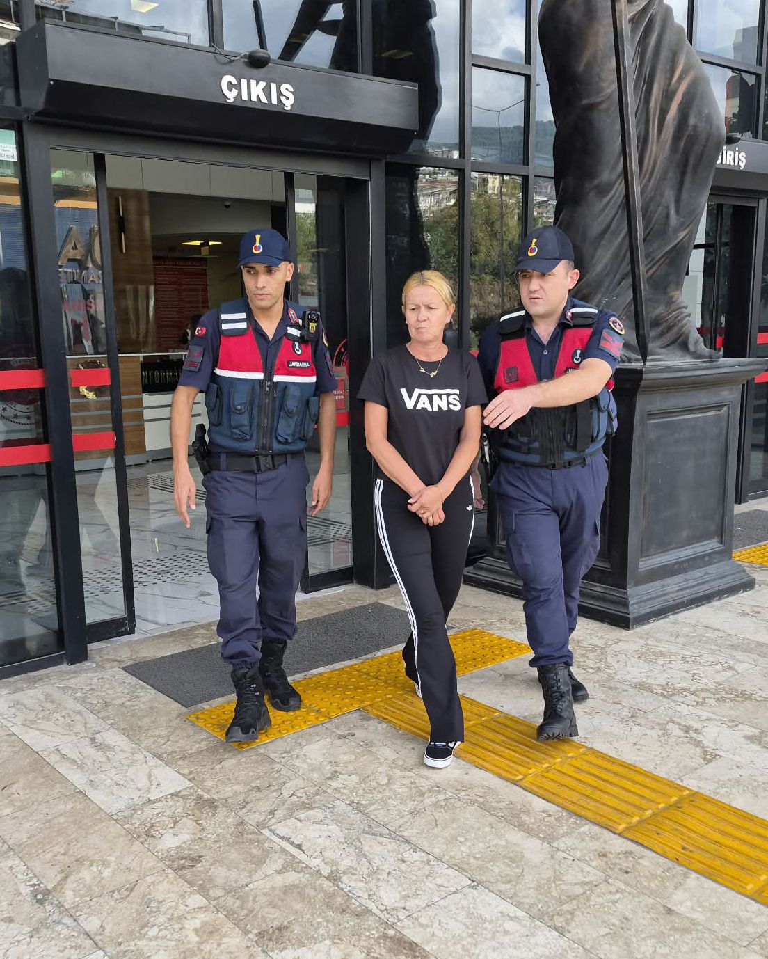 Otelin merdivenlerinden düşen Polonyalı turist öldü, eşi tutuklandı